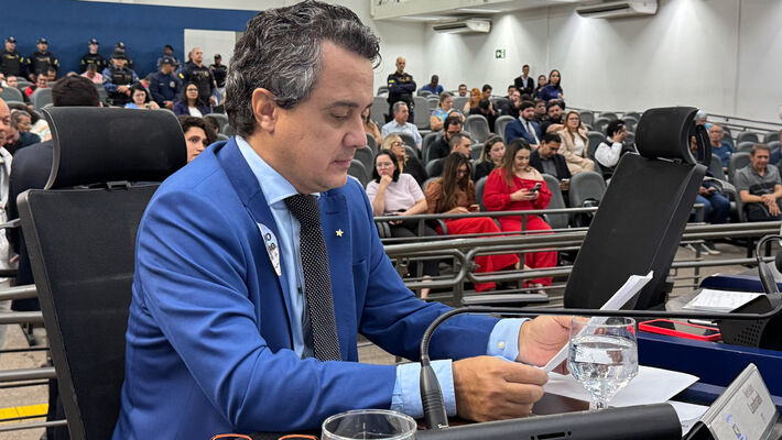 Vereador durante sessão desta terça na Câmara Municipal