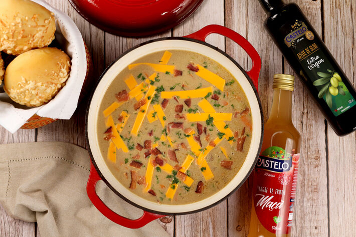 O prato é finalizado com queijo derretido e bacon crocante. A receita pode ser feita com caldo industrializado ou caseiro.