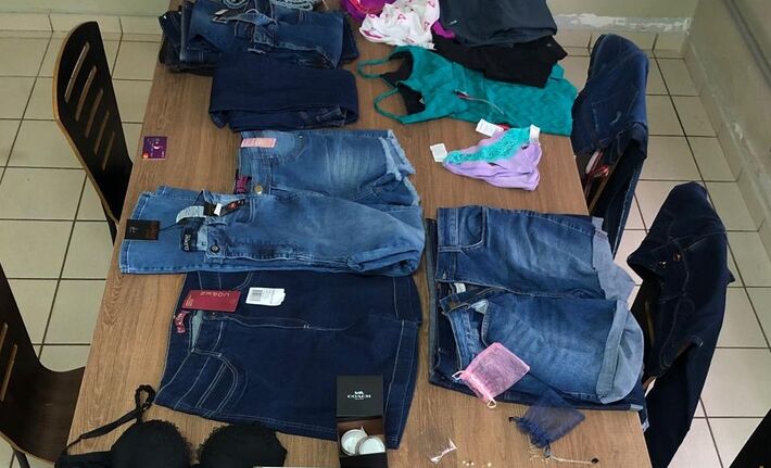 Alguns dos produtos apreendidos pela polícia