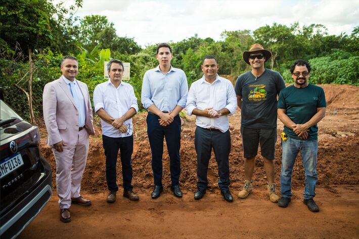 Vereadores durante visita ao bairro Chácara dos Poderes
