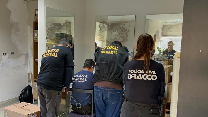 Agentes da Polícia Civil durante cumprimento de mandado
