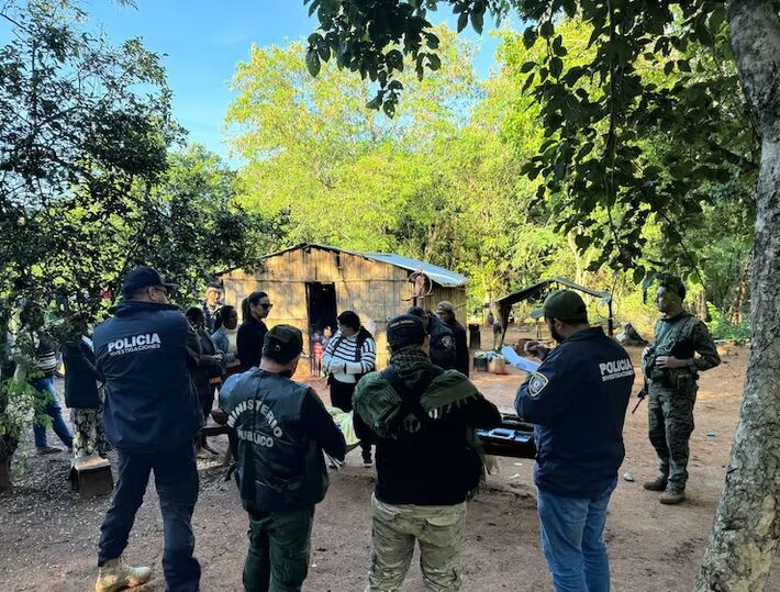 Autoridades durante investigações no local do crime