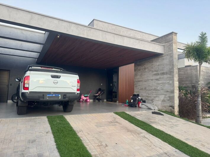 Polícia Federal cumpre mandados judiciais em investigação que apura fraudes no INSS.