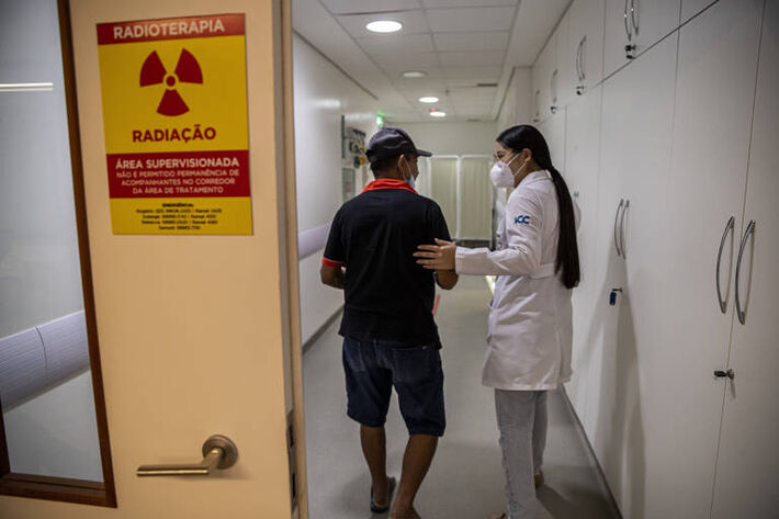 Paciente entra unidade de radioterapia em hospital do SUS de Fortaleza, no Ceará - Jarbas Oliveira - 9.mar.23/Folhapress