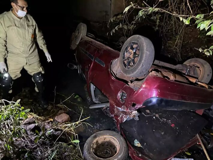 Carro capotou. Foto: Reprodução