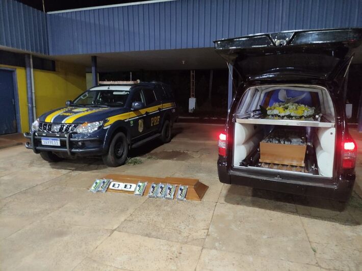 Veículo funerário estava recheado de drogas. Foto: PRF