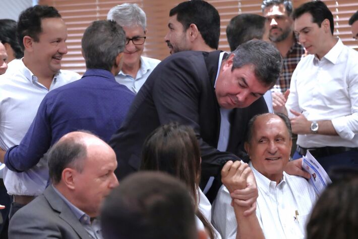 O governador Eduardo Riedel abraça o deputado Zé Teixeira.  Foto: Saul Schramm