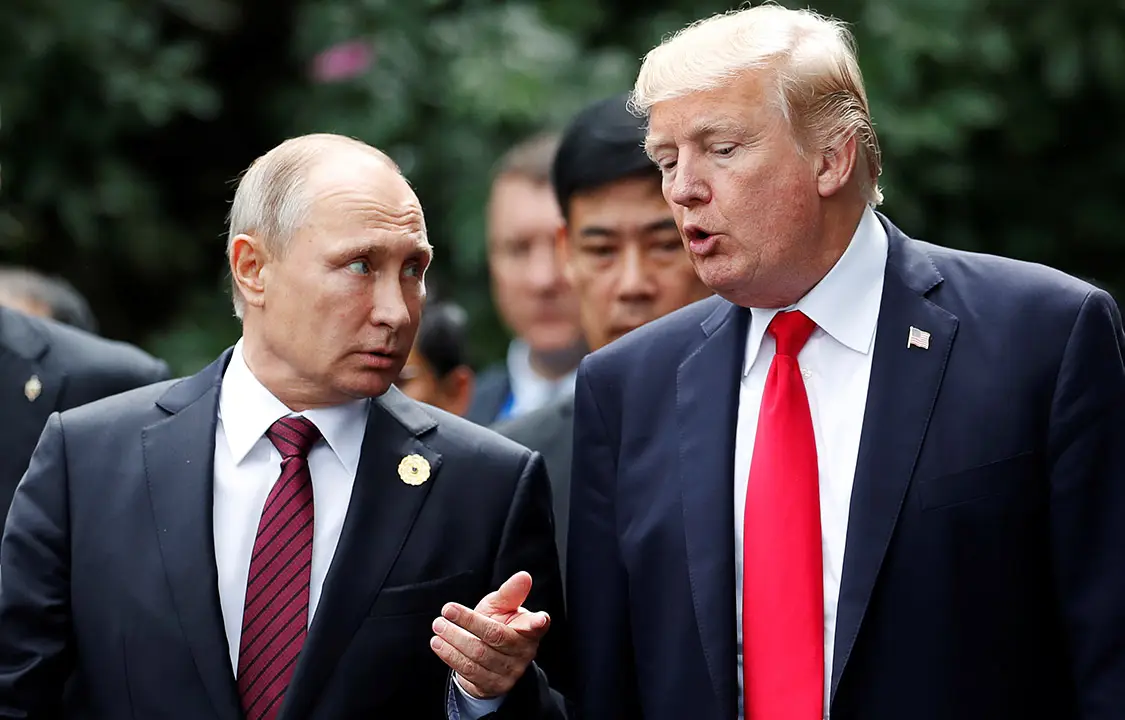 Putim e Trump, em conversa no Vietnã: líder russo teria pedido intermediação de ministro austríaco. 11/11/2017 (Jorge Silva/Reuters)