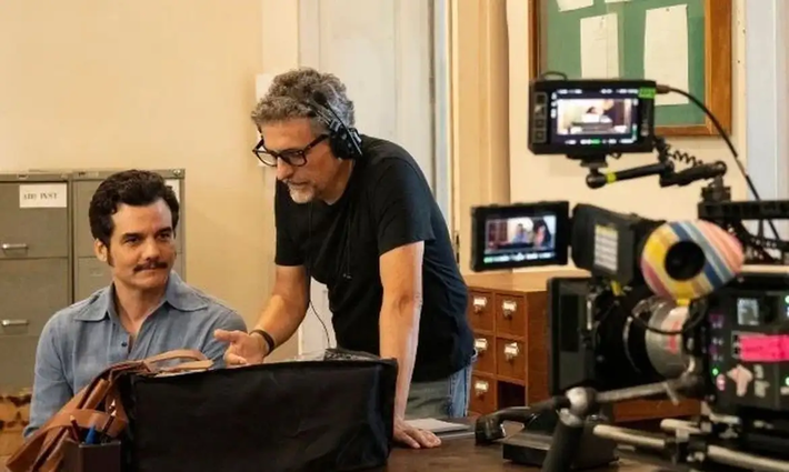 Wagner Moura ao lado de Kleber Mendonça Filho, em gravação do filme "O Agente Secreto", que concorre à Palma de Ouro, no Festival de Cannes deste ano | Foto: Reprodução