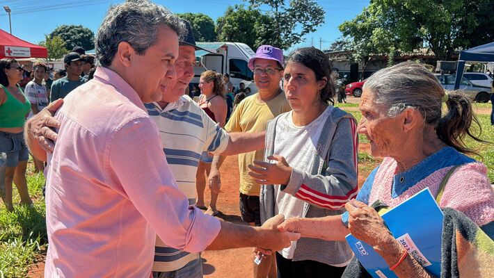 Vereador durante ação social no Jardim Noroeste
