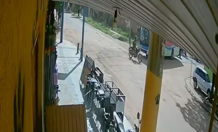 Imagem mostra momento em que vítima passa na frente do ônibus antes de cair