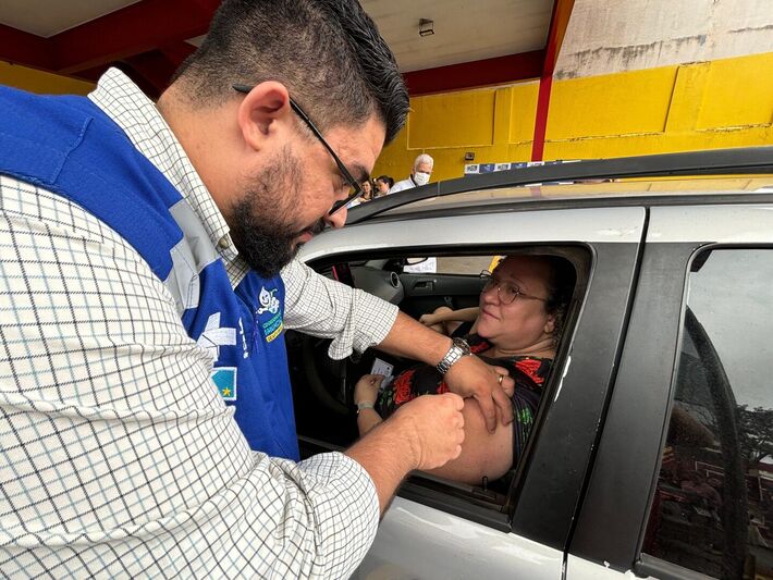 Gerente de Imunização da SES aplicando imunizante no Drive-thru. Foto: Helton Davis