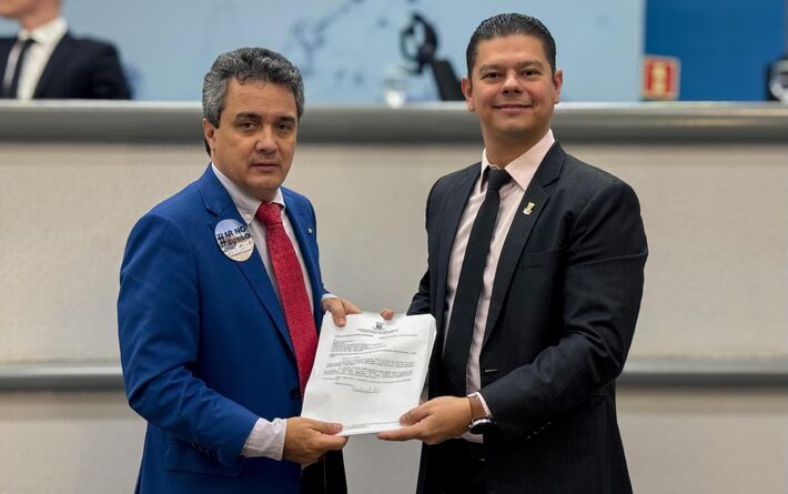Vereador durante entrega das emendas a Otávio Trad