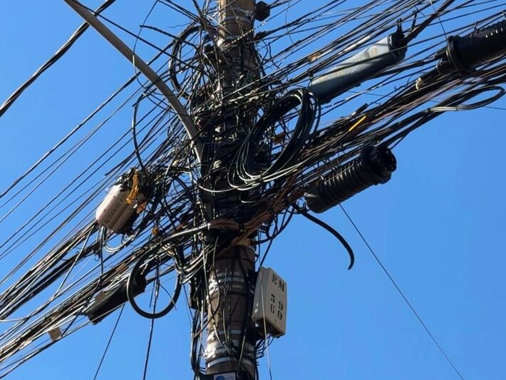 Imagem mostra amontoado de fios chamado pelo vereador Landmark de maçaroca