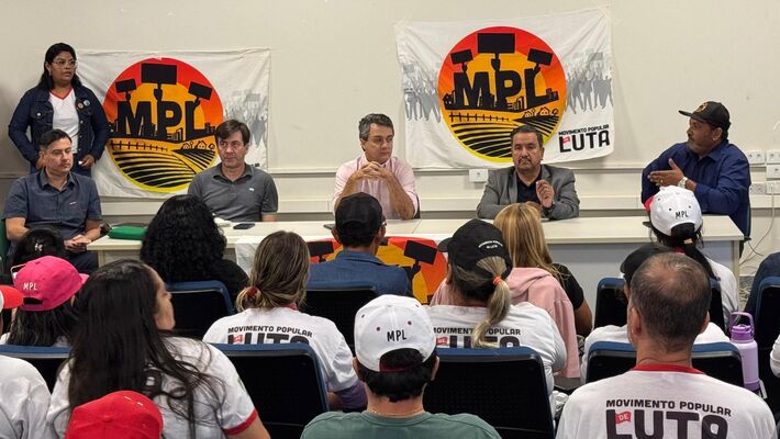 Landmark e autoridades durante reunião no Incra