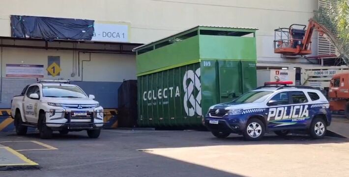 Viaturas no local onde uma pessoa foi baleada