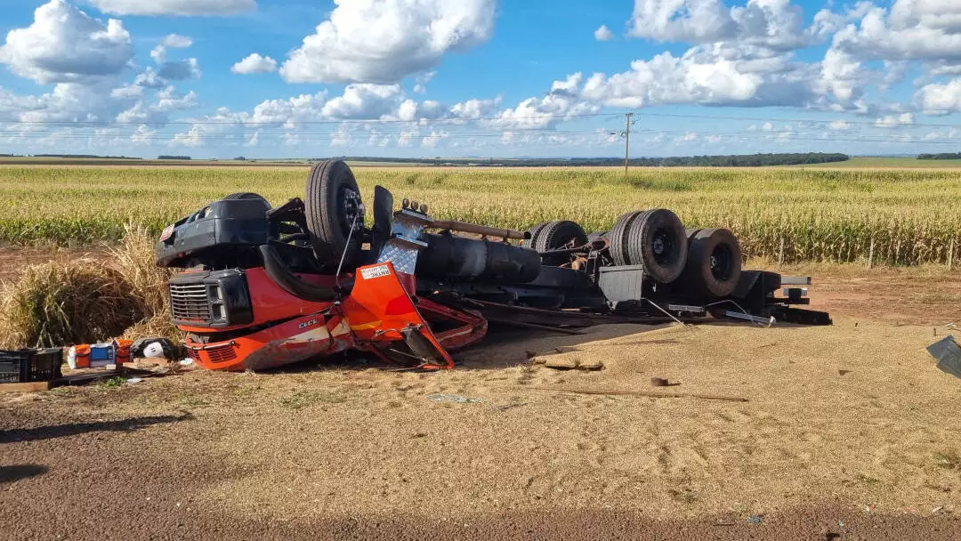 Carga de milheto ficou espalhada na pista. (Foto: Reprodução/Idest) 