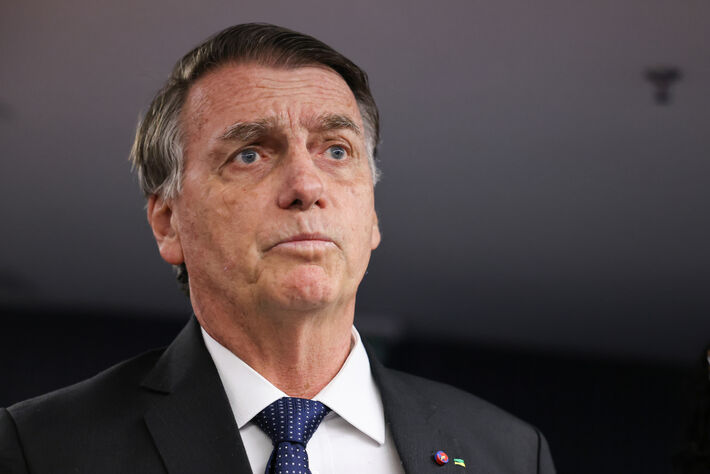 Jair Messias Bolsonaro, acusado de chefiar trama golpista, finge ser 'santo' no STF.   Foto: Ton Molina/STF