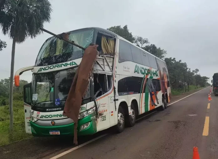 Barra de ferro atravessou janela do ônibus e matou 2 pessoas