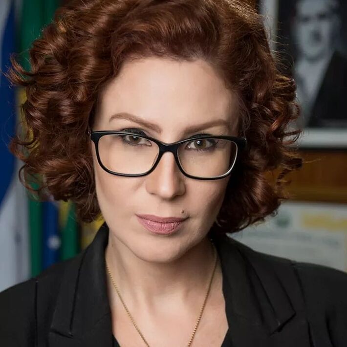 Carla Zambelli fugiu para Europa e deve ficar lá para não responder aos crimes cometidos contra a nação brasileira. Foto: Reprodução