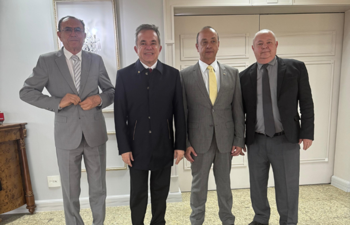 O deputado federal Vander Loubet (PT), Vander Costa; o diretor de relações institucionais, Valter Souza; e o presidente da FETRAMAR, João Rezende.