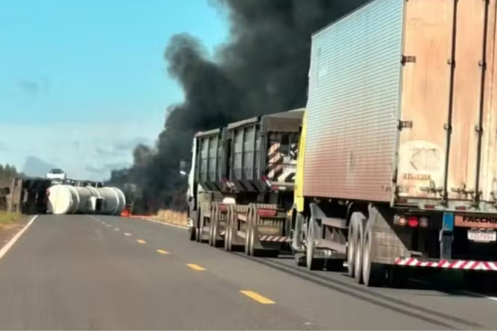 Carreta com diesel tomba na MS-040.  Foto: Reprodução