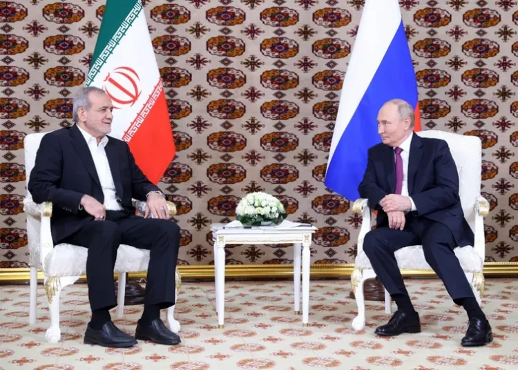 Presidente da Rússia, Vladimir Putin, se reúne pela primeira vez com o recém-eleito presidente do Irã, Masoud Pezeshkian, em 11 de outubro de 2024, no Turcomenistão. - Alexander Schherbak / POOL / AFP