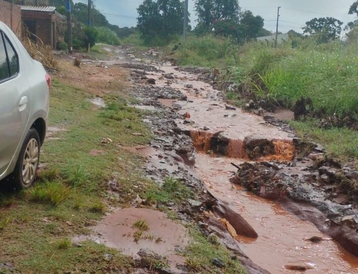 Imagem enviada pelos moradores mostra rua intransitável
