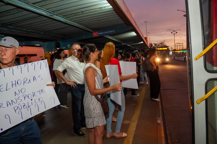 Tarifa de ônibus alta e carros aos peadços são alvos de constantes manifestações na Capital de MS. Foto: Tero Queiroz