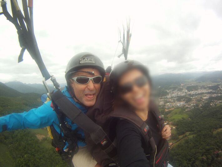 Paranaense morreu ao cair durante competição de parapente em Goiás. 