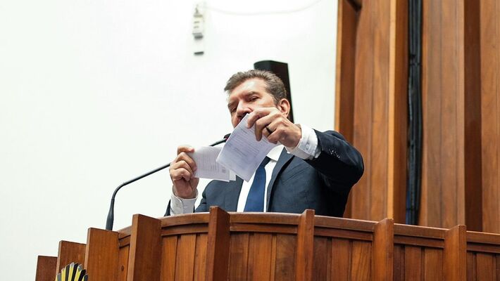 Deputado rasga moção a Trumpa