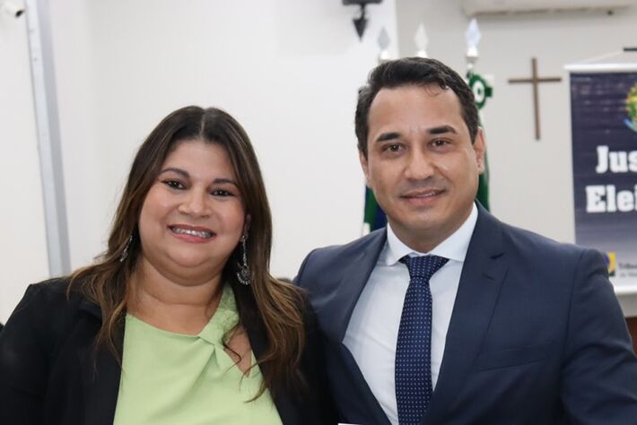 Prefeito Rodrigo Sacuno (PL), à direita, e a vice Tela Minari (União), à esquerda