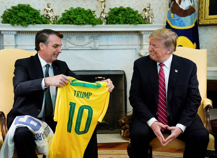 Donald Trump ataca a soberania e afeta a economia brasileira a pedido dos Bolsonaro, investigados por tentativa de golpe de Estado no Brasil. Foto: Kevin Lamarque/Reuters
