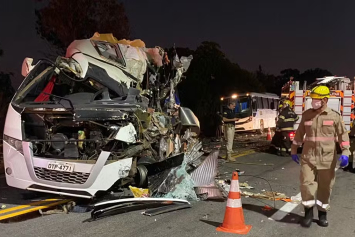 Acidente entre micro-ônibus e caminhão na BR-153, em Porangatu  Foto:  Fotos: Divulgação/Corpo de Bombeiros
