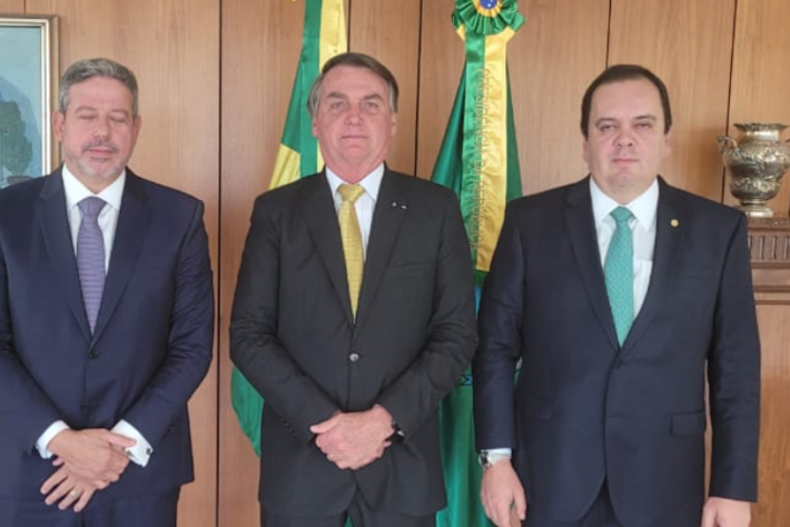 Da esquerda para a direita: Arthur Lira (presidente da Câmara dos Deputados), Jair Bolsonaro (pai das emendas sem transparência) e o deputado federal Elmar Nascimento, investigado pela PF, assim como seus familiares, por se beneficiar de emendas.