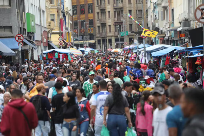 Consumidores na Rua 25 de Março, Centro de SP, em imagem em dezembro de 2023  Foto: Renato S. Cerqueira/Futura Press/Estadão Conteúdo