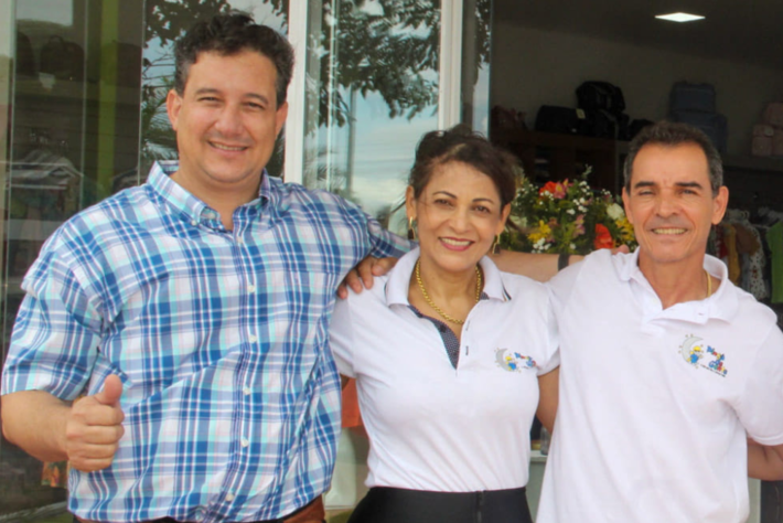 Da esquerda para a direita: o prefeito José Paulo Paleari, a empresária Marilene Gomes de Oliveira e o PM Nelson Fernandes de Oliveira  dono da loja Pingo de Gente e atual secretário  de Obras em Nova Alvorada do Sul. Foto: Reprodução/Facebook.