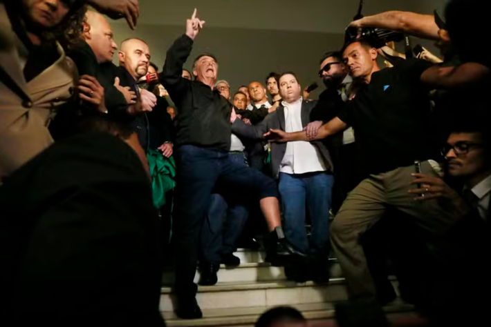 O ex-presidente Jair Bolsonaro exibe tornozeleira eletrônica na Câmara dos Deputados  Foto: Cristiano Mariz | O Globo