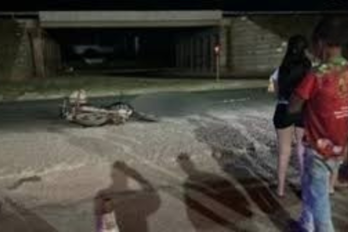 Menor caiu na pista após bater em pedestre e foi atropelado por carreta.  