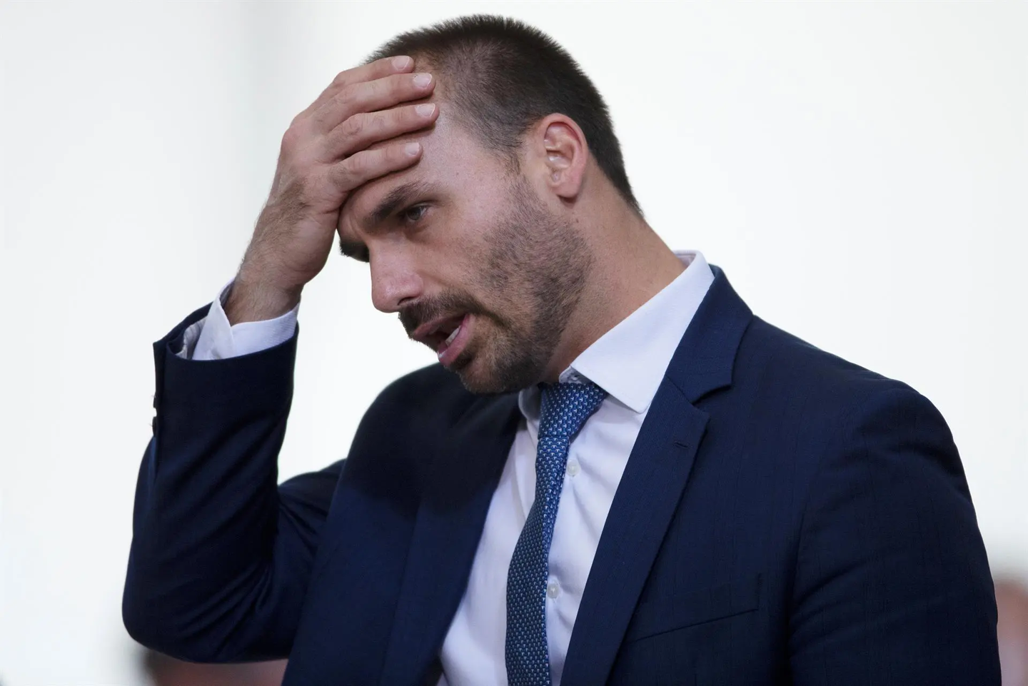 Eduardo Bolsonaro pediu afastamento do seu mandato de deputado federal para seguir nos Estados Unidos e tramar contra o Brasil. (Foto: EFE/ Joédson Alves)