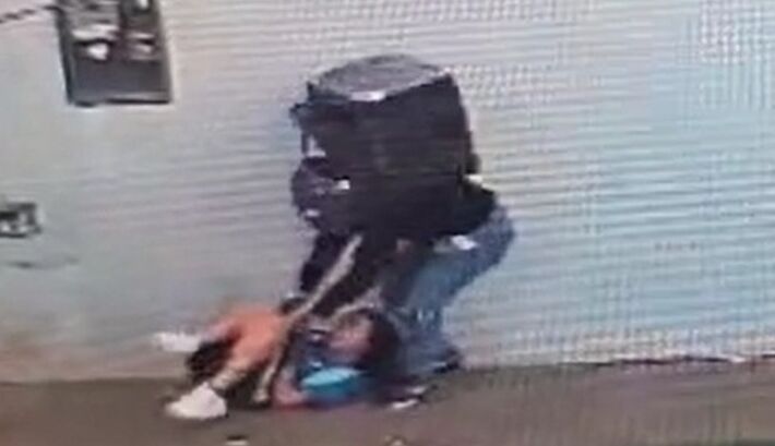 Imagem mostra momento do assalto a crianças