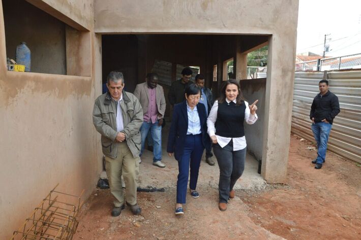 Adriane Lopes durante visita técnica a unidade de saúde em construção no Aero Rancho. Foto: PMCG