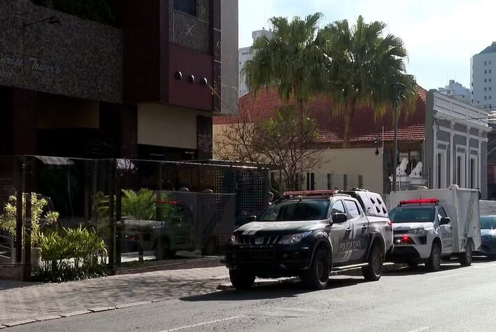 Prédio onde casal foi encontrado morto