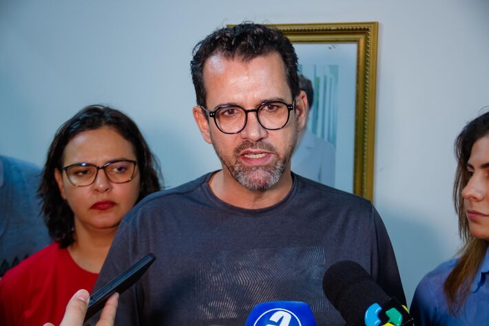 O atual presidente do PT-MS, Vladimir Ferreira, durante coletiva à imprensa na sede do PT na capital, na tarde desta 6ª-feira (8.ago.25). Foto: Tero Queiroz