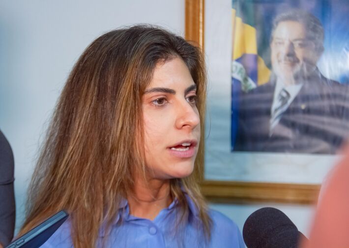 A deputada federal Camila Jara durante coletiva na sede do PT em Campo Grande, na tarde desta 6ª-feira (8.ago.25). Foto: Tero Queiroz.