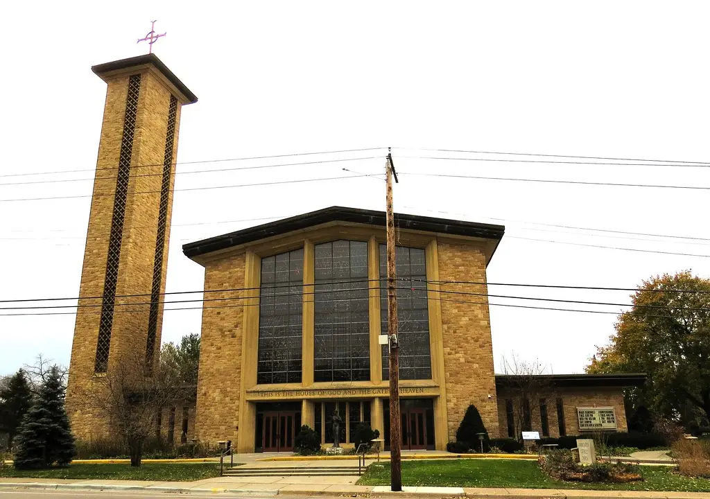 Fachada da Escola Católica Annunciation, em Minneapolis, nos Estados Unidos.
