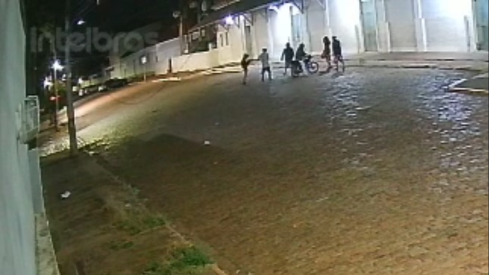 Artista é agredido após beijo com rapaz em Campo Grande (MS). Crédito: TeatrineTV