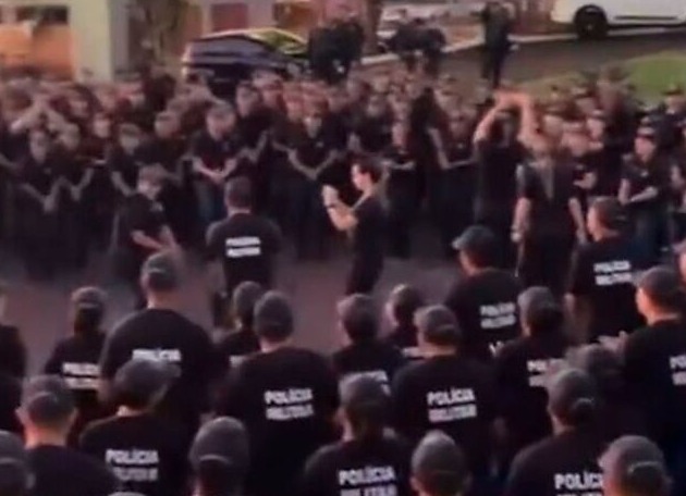 Vídeo mostra formação de alunos da PM