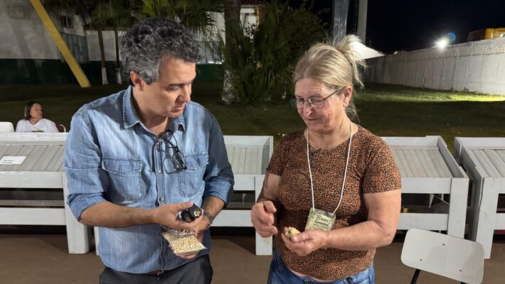 Vereador durante participação na feira de Sementes de Juti