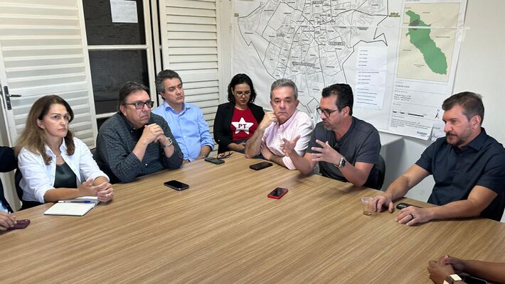 Lideranças do PT durante reunião nesta sexta